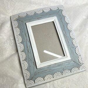 6x4 Shabby Chic Frame 
Rustic baby blue and white.